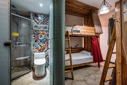 Chengdu Lazybones Hostel - Dorm rooms with bed curtain and bathroom and shower